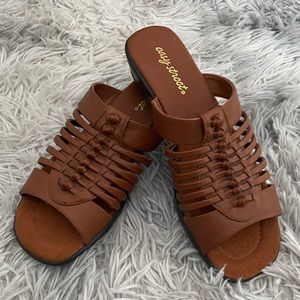 NWOT! Easy Street Sandals- Size 10M